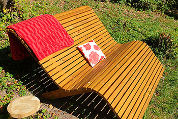 Das Sonnenbänkchen hinter dem Haus garantiert Erholung