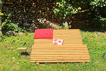 Das Sonnenbänkchen hinter dem Haus garantiert Erholung