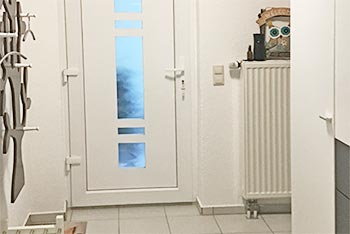 Flur mit Garderobe und Kleiderschrank